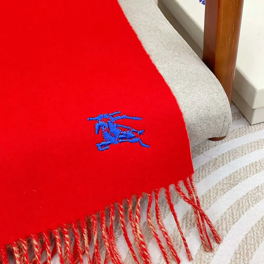 Burberry Reversible Cashmere Scarf for Unisex in Red Burberry Reversible Cashmere Scarf for Unisex in Red