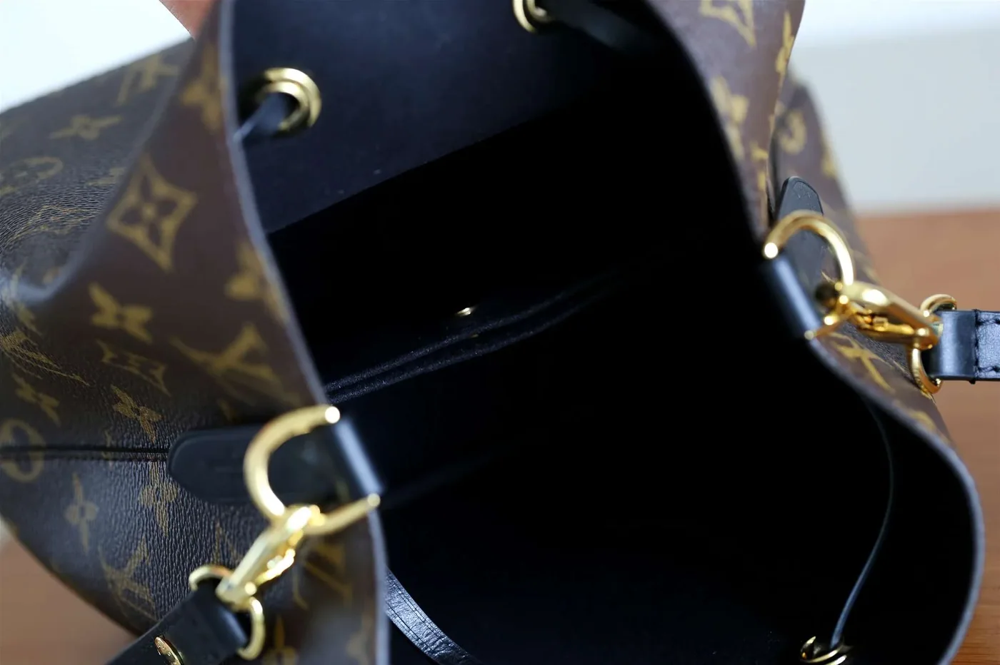 Louis Vuitton NeoNoe MM Bucket Bag Brown / LV Louis Vuitton NeoNoe MM Bucket Bag Brown / LV