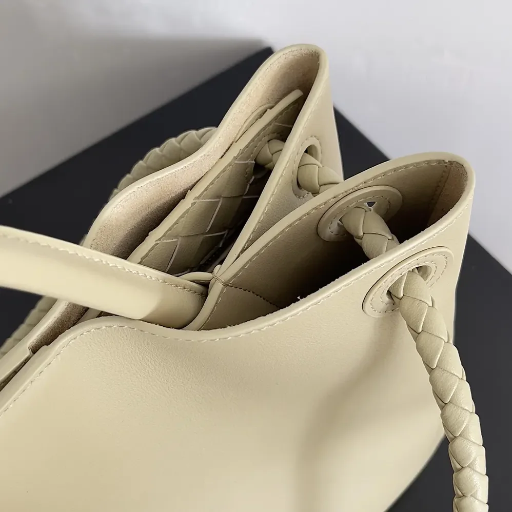 Bottega Veneta Andiamo in Silky Calf Leather-810214V4O922190 for Women