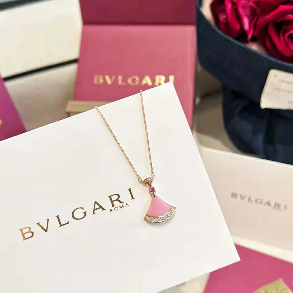 Bvlgari DIVAS' DREAM Necklace in 18 KT Rose Gold with Pendant Set for Women in Pink Bvlgari DIVAS' DREAM Necklace in 18 KT Rose Gold with Pendant Set for Women in Pink