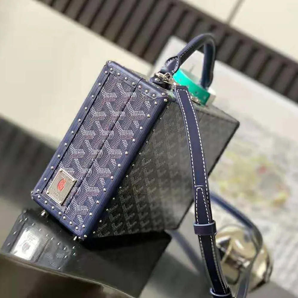 Goyard Sac Malle Grand Hôtel in Goyardine Canvas & Clamecy Calfskin for Women in Navy Goyard Sac Malle Grand Hôtel in Goyardine Canvas & Clamecy Calfskin for Women in Navy