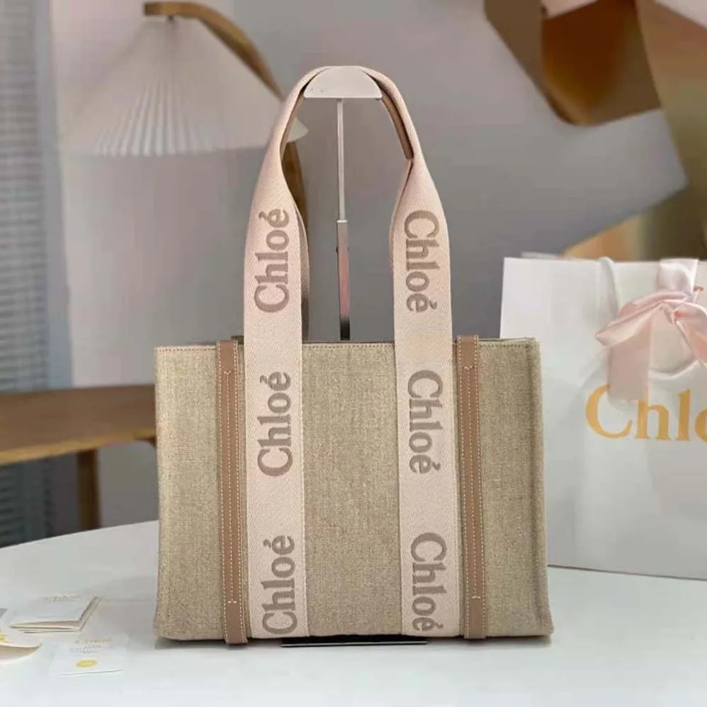 Chloe Medium Woody Tote Bag for Women in Beige Chloe Medium Woody Tote Bag for Women in Beige