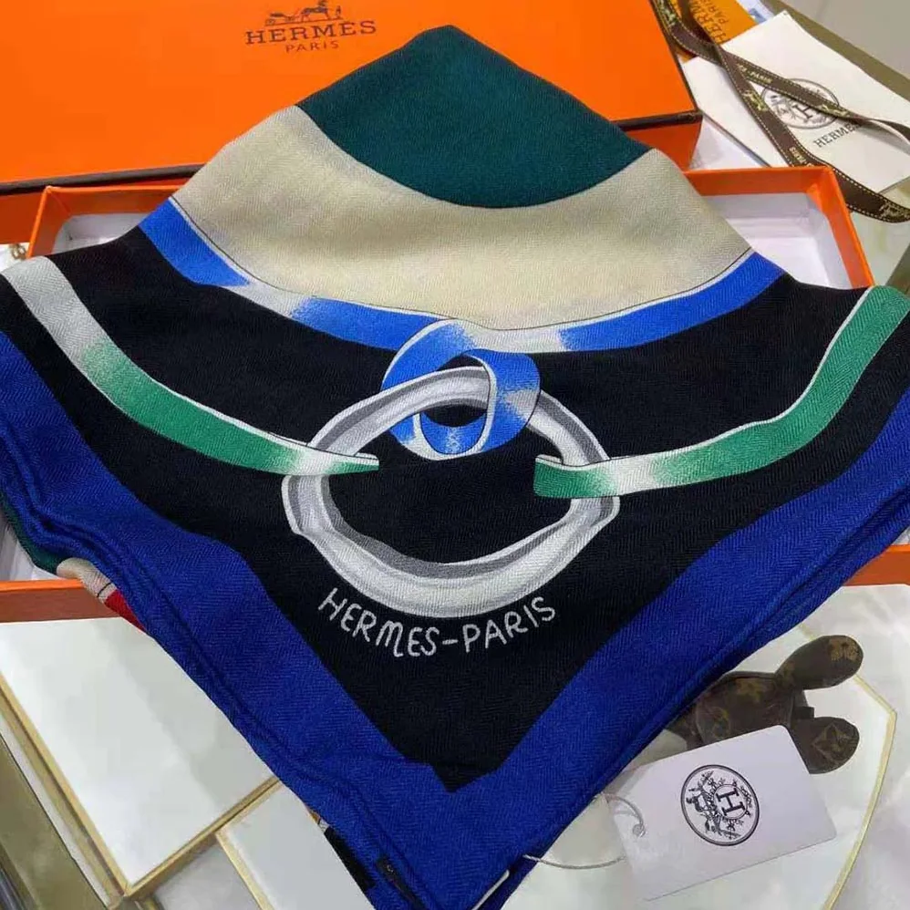 Hermes Figure Artistique Scarf 90 for Women in Green Hermes Figure Artistique Scarf 90 for Women in Green