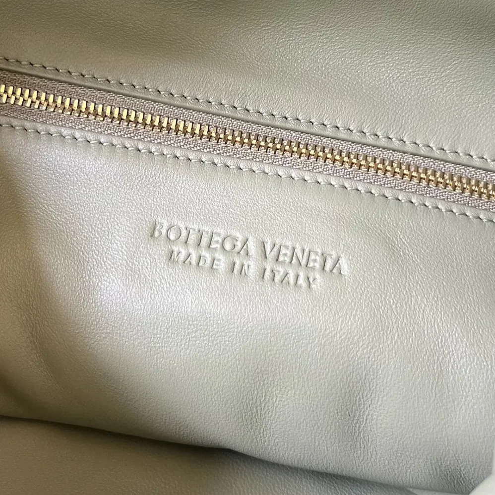 Bottega Veneta Large Hop Shoulder Bag in Calf Leather for Women in Light Green