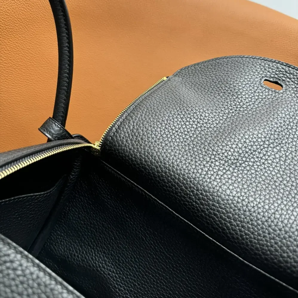 Hermes Lindy 26 in Clemence Leather for Women in Black/Gold