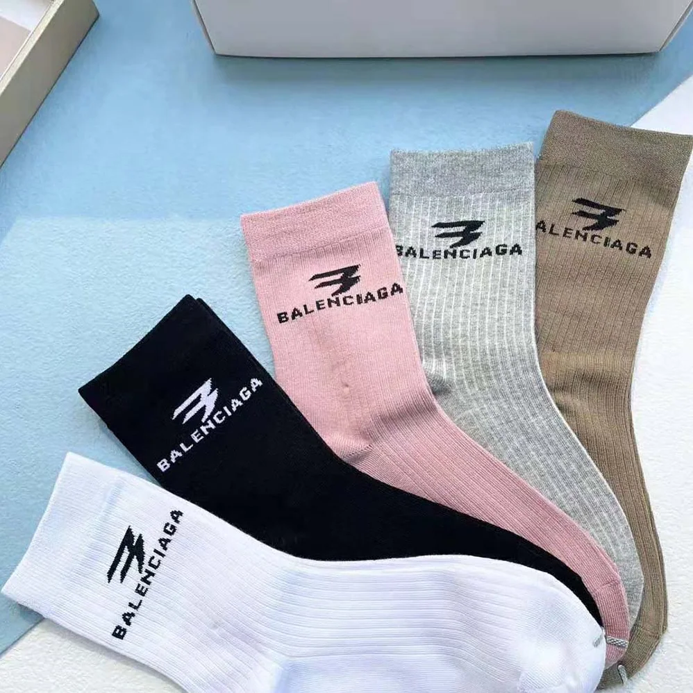 Balenciaga 3B Sports Icon Socks in White and Black Cotton for Unisex Balenciaga 3B Sports Icon Socks in White and Black Cotton for Unisex