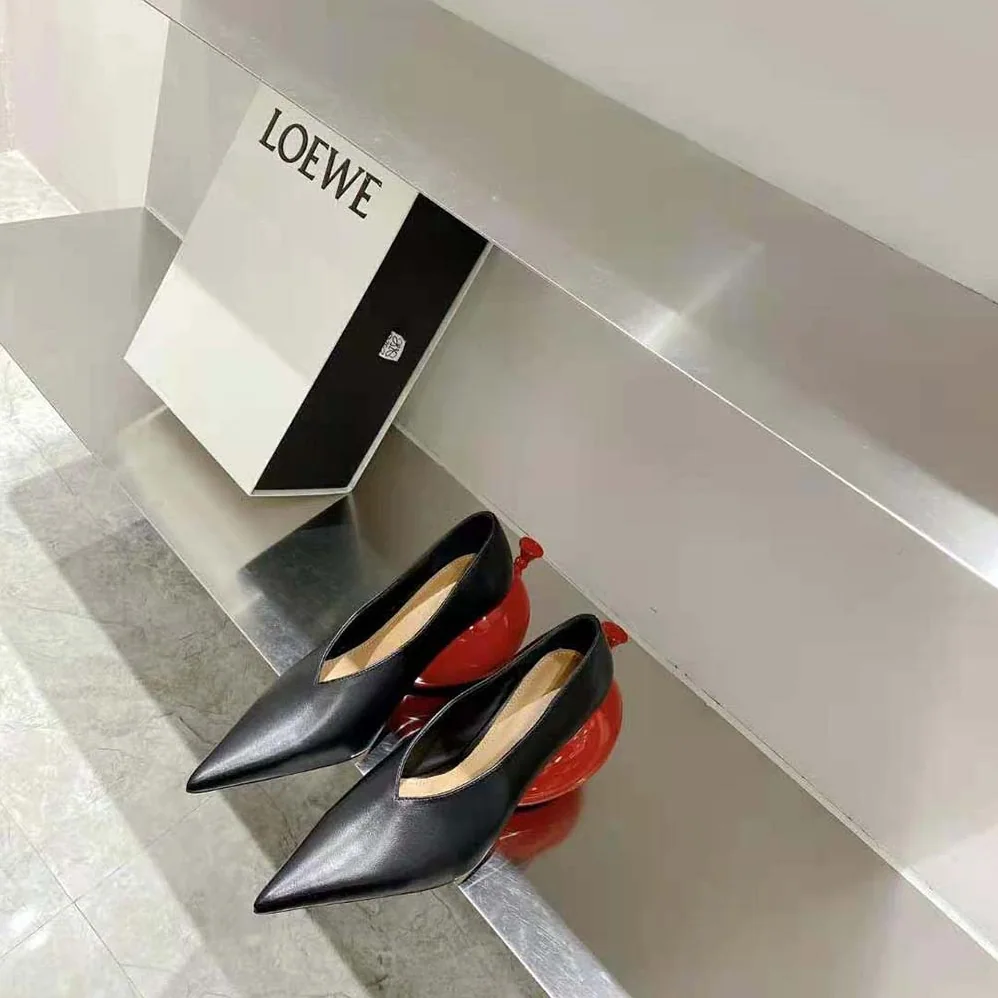 Loewe Balloon Pump in Calfskin for Women in Black Loewe Balloon Pump in Calfskin for Women in Black