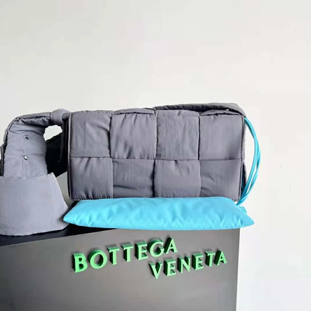 Bottega Veneta Padded Tech Cassette Medium Padded Intreccio Nylon Crossbody Bag for Men in Gray Bottega Veneta Padded Tech Cassette Medium Padded Intreccio Nylon Crossbody Bag for Men in Gray