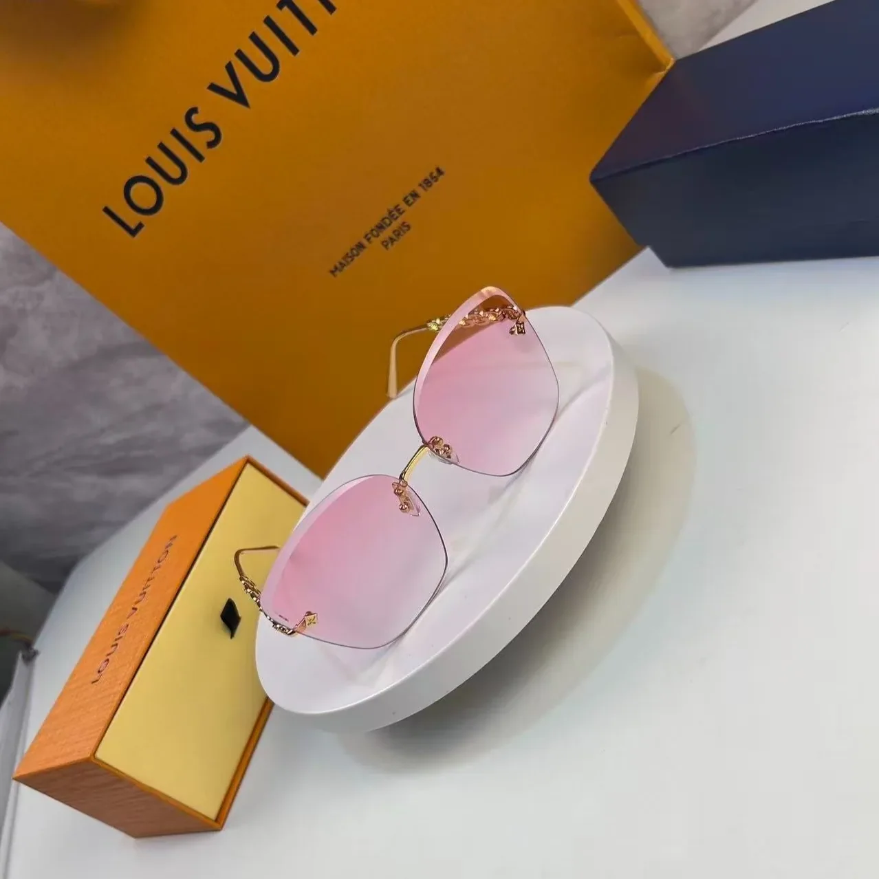 Louis Vuitton LV Jewel Round Cat Eye Sunglasses Pink Gold