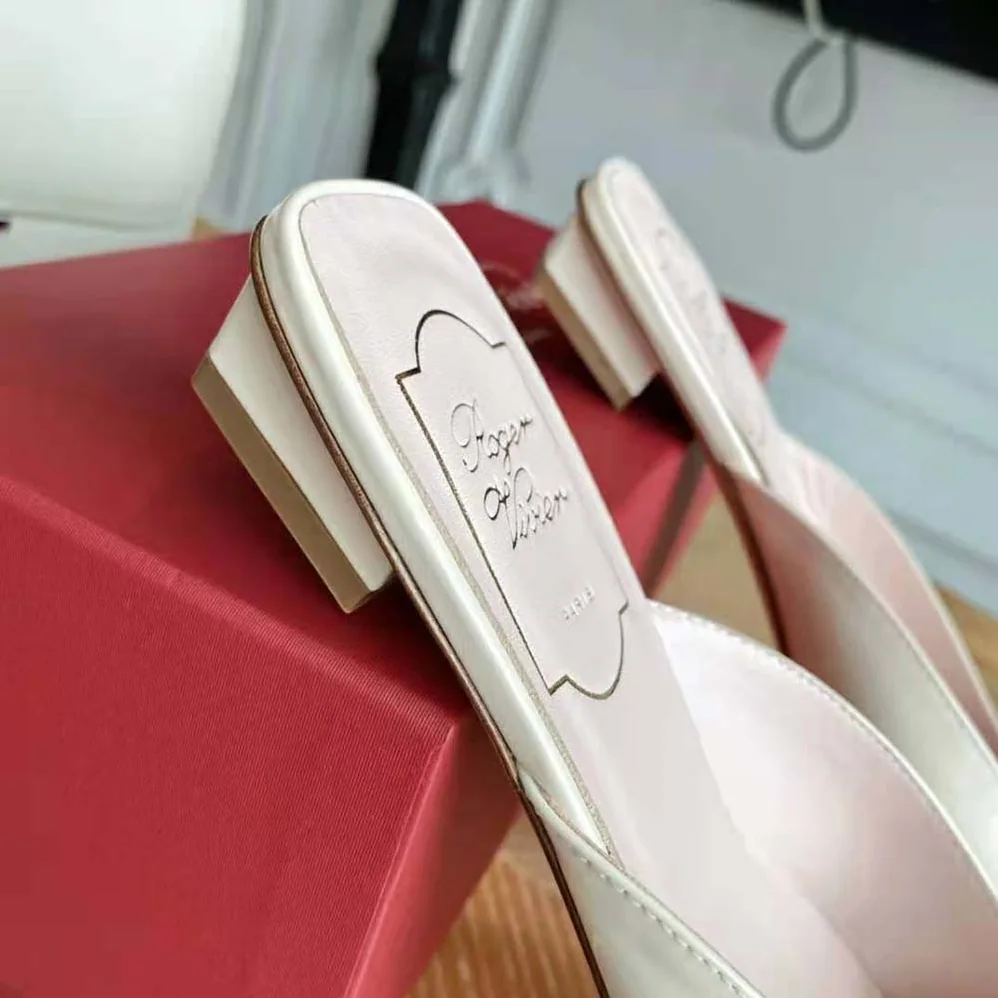 Roger Vivier Belle Vivier Metal Buckle Mules in Patent Leather in 2.5 cm Heel Roger Vivier Belle Vivier Metal Buckle Mules in Patent Leather in 2.5 cm Heel