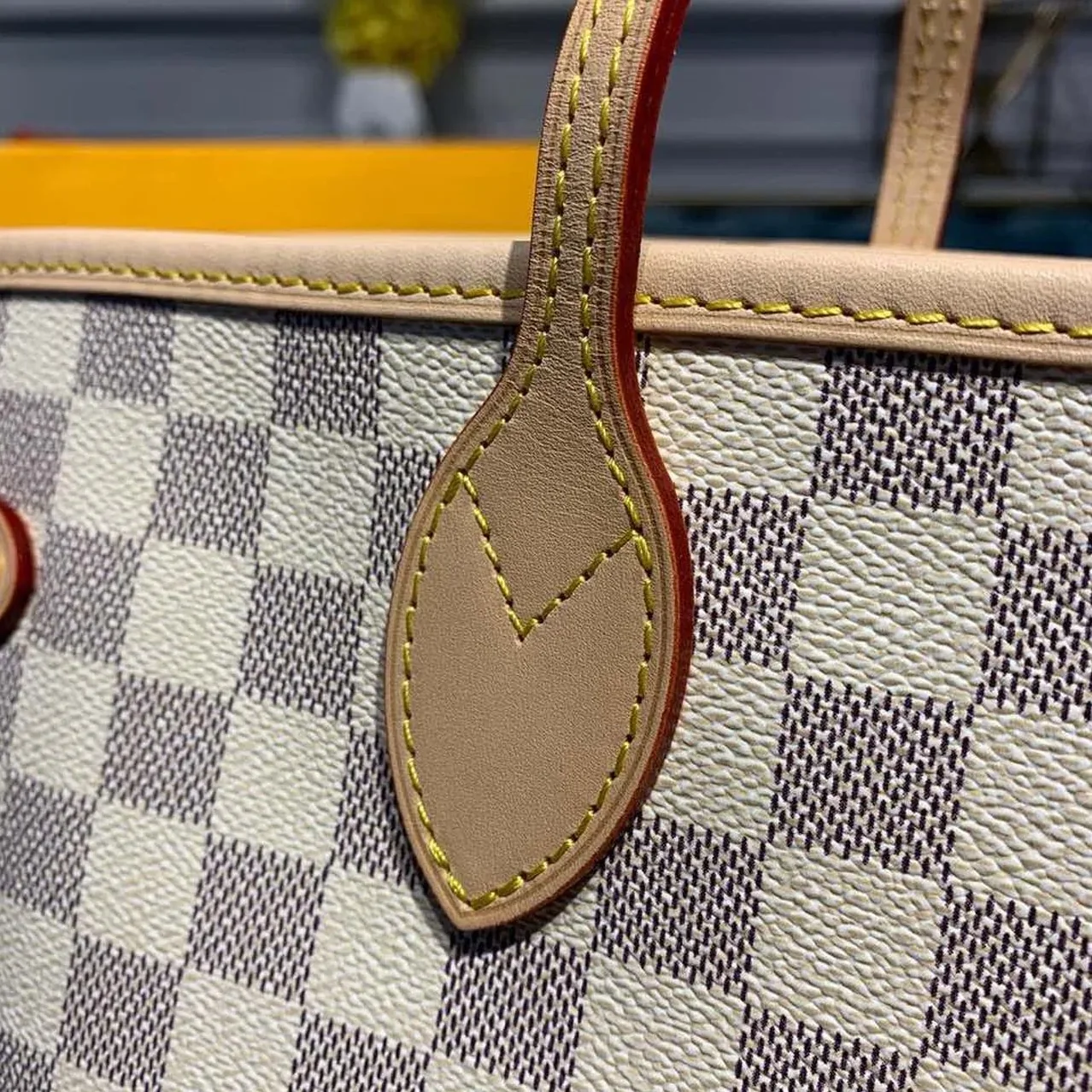 Louis Vuitton Neverfull MM Tote Bag / Beige Damier Azur Canvas Gold Hardware Louis Vuitton Neverfull MM Tote Bag / Beige Damier Azur Canvas Gold Hardware