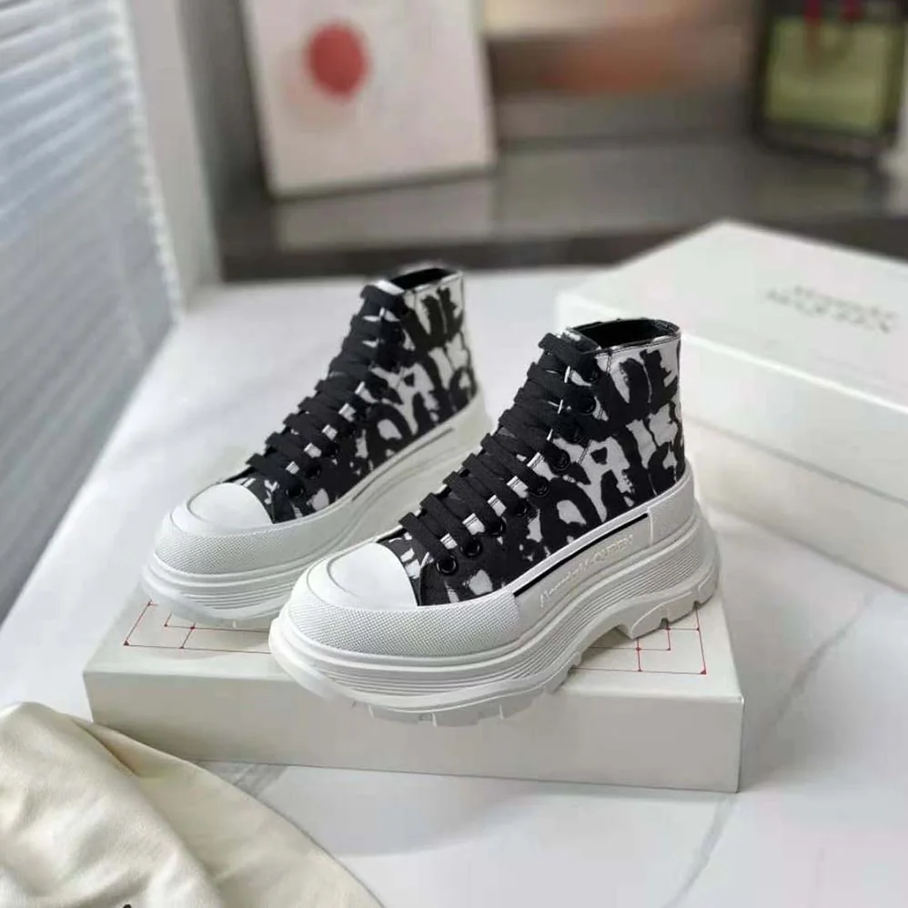 Alexander Mcqueen McQueen Graffiti Tread Slick Boot in White for Unisex Alexander Mcqueen McQueen Graffiti Tread Slick Boot in White for Unisex