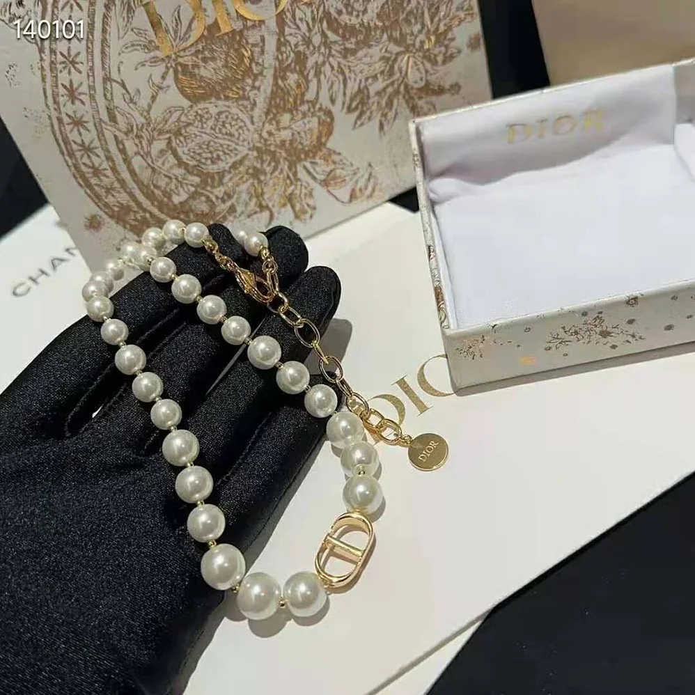 Dior 30 Montaigne Choker Gold-Finish Metal and White Resin Pearls for Women Dior 30 Montaigne Choker Gold-Finish Metal and White Resin Pearls for Women