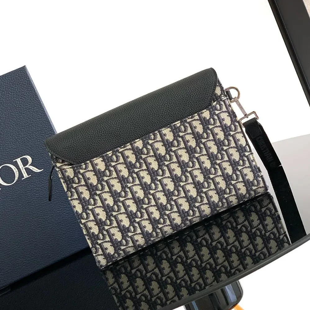 Dior Saddle A5 Triangle Pouch Beige and Black Dior Oblique Jacquard with Black Grained Calfskin for Men Dior Saddle A5 Triangle Pouch Beige and Black Dior Oblique Jacquard with Black Grained Calfskin for Men
