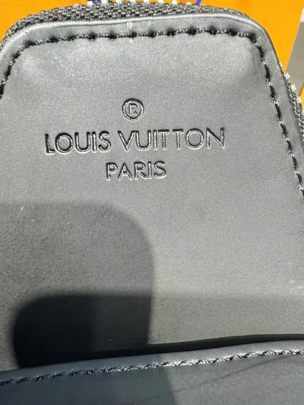 Louis Vuitton Avenue NM Slingbag Black /