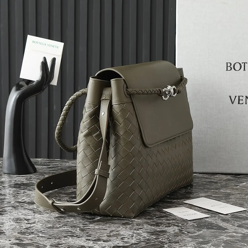 Bottega Veneta Medium Andiamo Messenger for Unisex in Dark Green