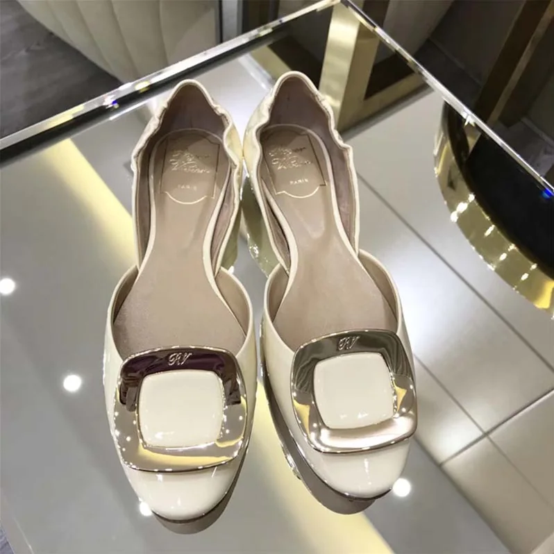 Roger Vivier Shoes Chips Ballerinas Patent Leather for Women in White Roger Vivier Shoes Chips Ballerinas Patent Leather for Women in White