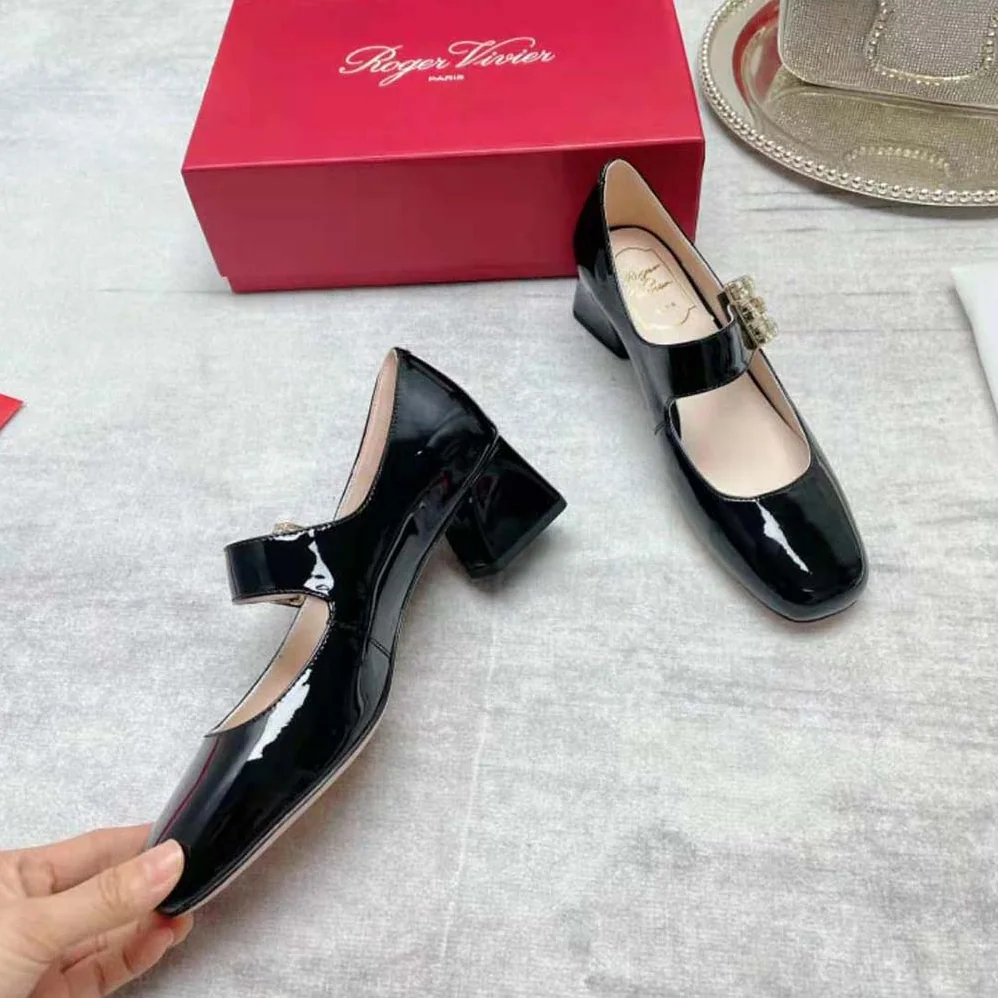 Roger Vivier Très Vivier Rhinestone Buckle Babies Pumps for Women in Black Roger Vivier Très Vivier Rhinestone Buckle Babies Pumps for Women in Black