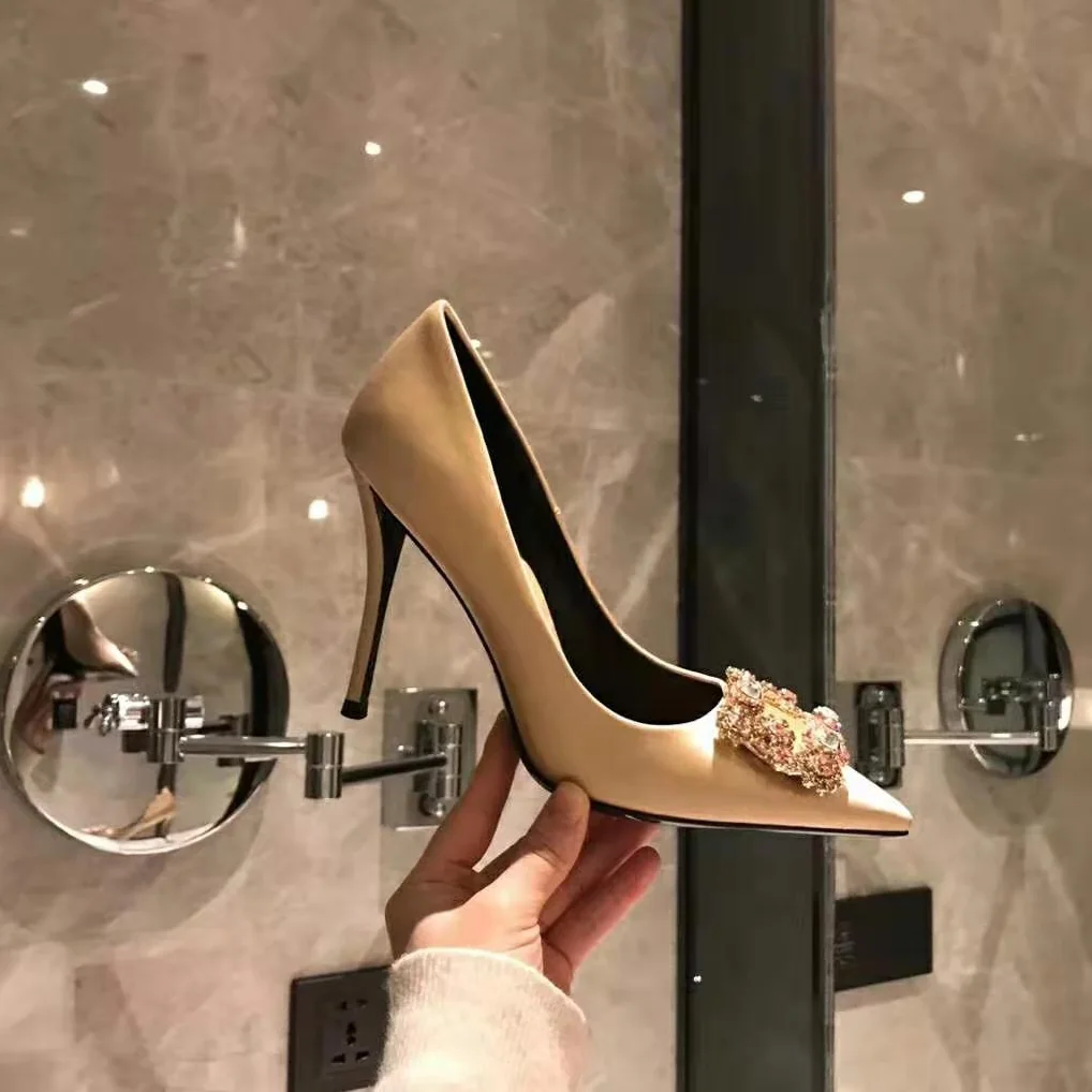 Roger Vivier Flower Strass Buckle Pumps 10.2 cm Heel for Women in Sandy Roger Vivier Flower Strass Buckle Pumps 10.2 cm Heel for Women in Sandy