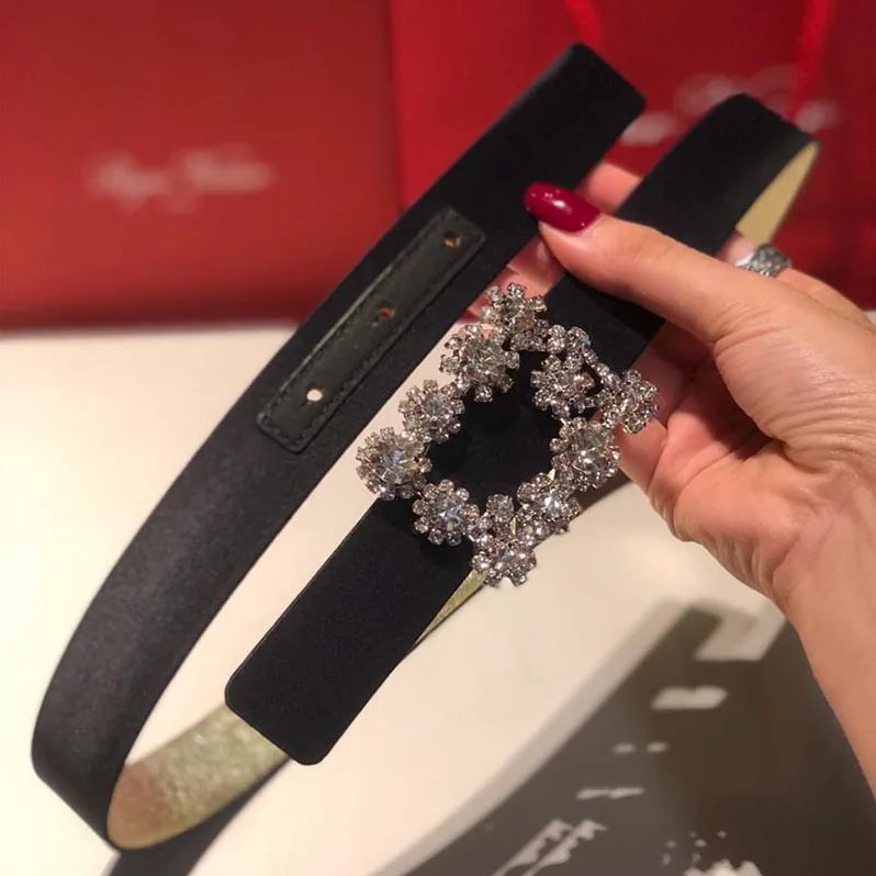Roger Vivier Wome Flowers Belt in Silk Satin in Black