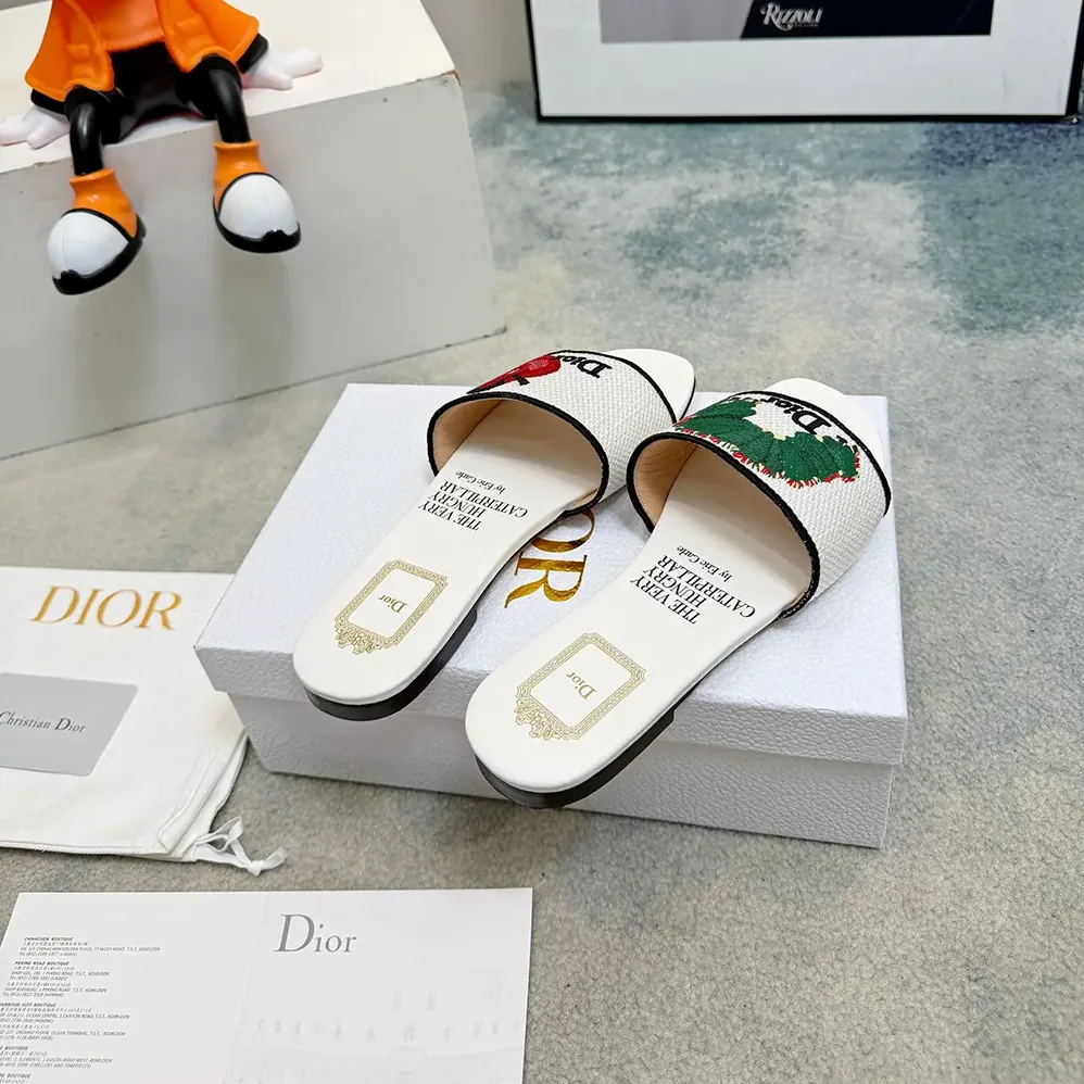 Dior Dway Slide White Embroidered Cotton and Multicolor Book Cover Motif for Women Dior Dway Slide White Embroidered Cotton and Multicolor Book Cover Motif for Women