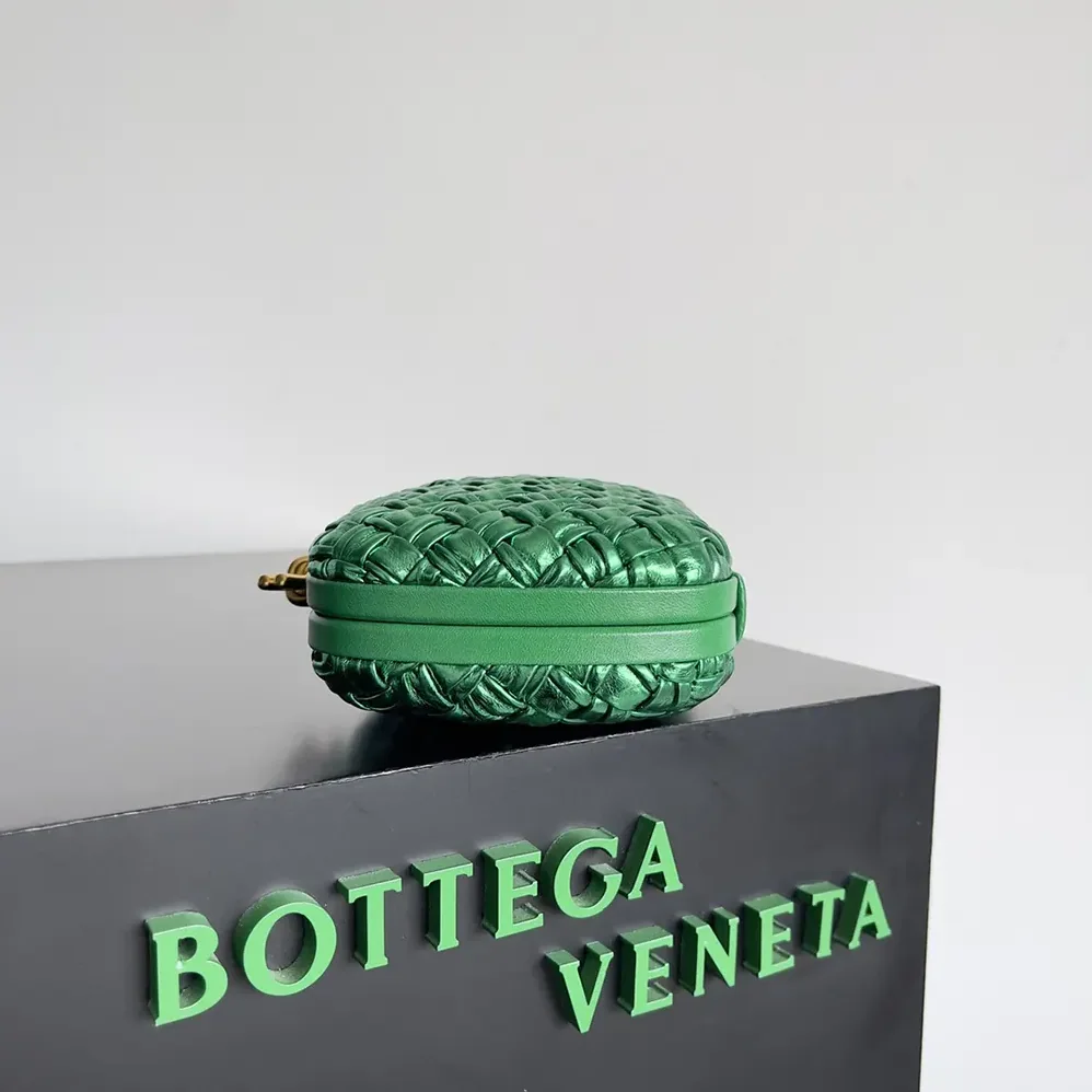 Bottega Veneta Knot Minaudière Clutch in Calfskin Leather for Women in Green Bottega Veneta Knot Minaudière Clutch in Calfskin Leather for Women in Green