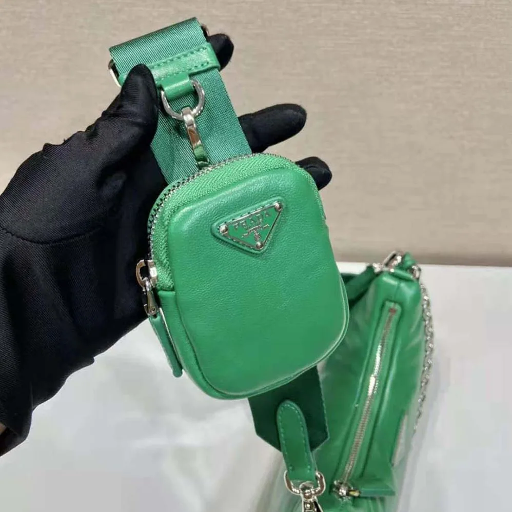 Prada Padded Nappa-Leather Prada Re-Edition 2005 Shoulder Bag for Women in Green Prada Padded Nappa-Leather Prada Re-Edition 2005 Shoulder Bag for Women in Green