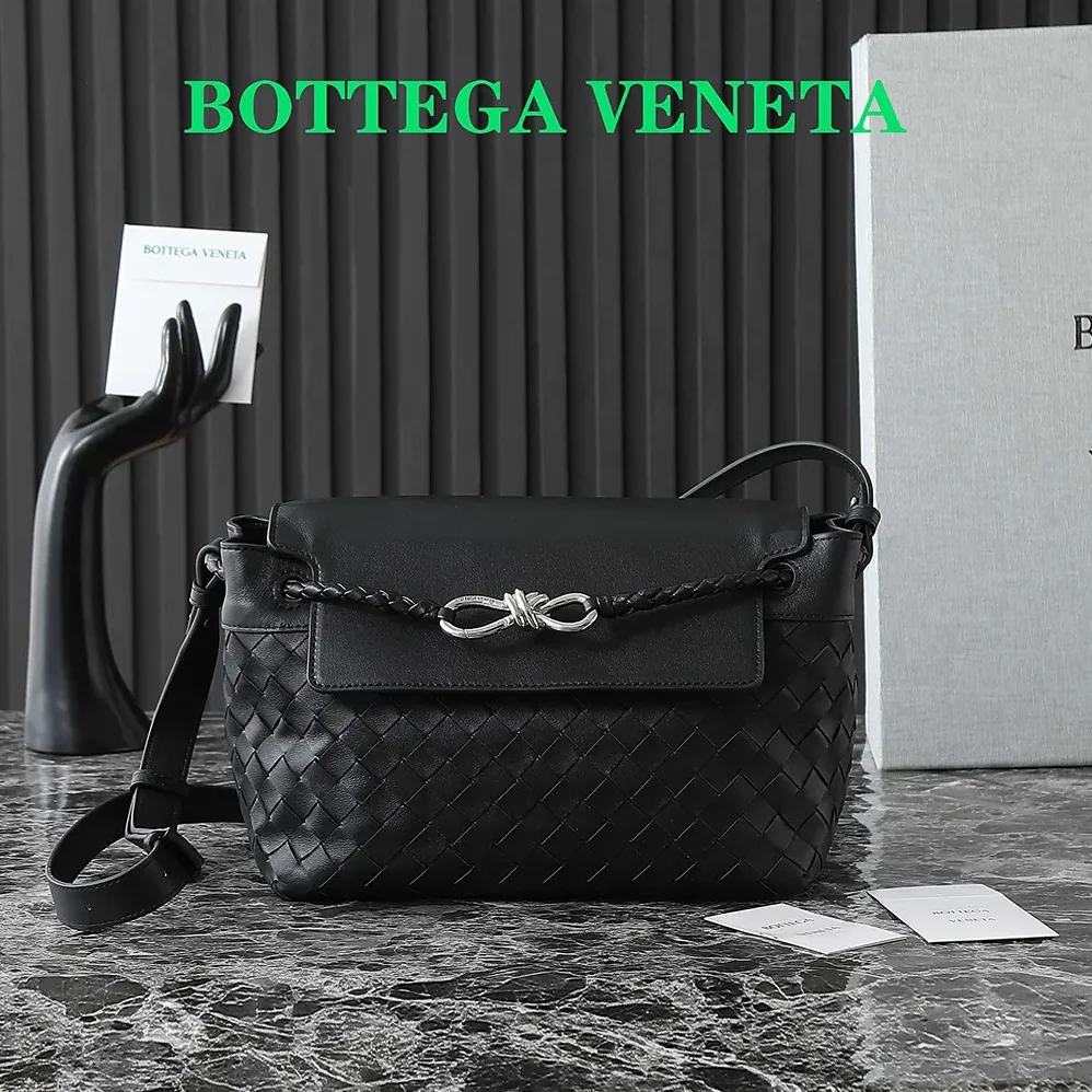 Bottega Veneta Small Andiamo Messenger for Unisex in Black Bottega Veneta Small Andiamo Messenger for Unisex in Black