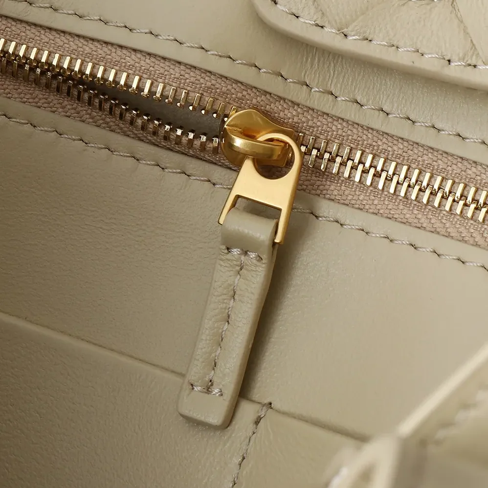 Bottega Veneta Medium Andiamo in Supple Intrecciato Leather for Women in Beige Bottega Veneta Medium Andiamo in Supple Intrecciato Leather for Women in Beige