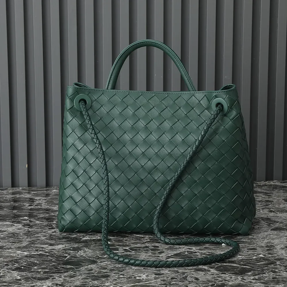 Bottega Veneta Medium Andiamo in Supple Intrecciato Leather for Women in Green
