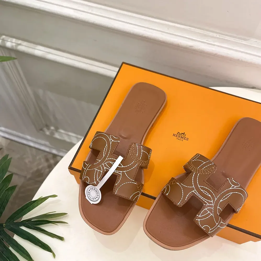Hermes Oran sandal in “Panoplie Equestre” Embroidered Calfskin for Women in Brown Hermes Oran sandal in “Panoplie Equestre” Embroidered Calfskin for Women in Brown