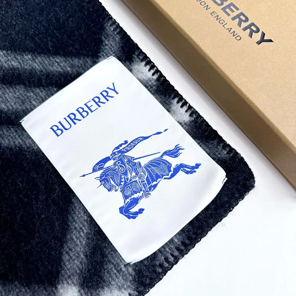 Burberry Check Wool Scarf for Unisex in Black