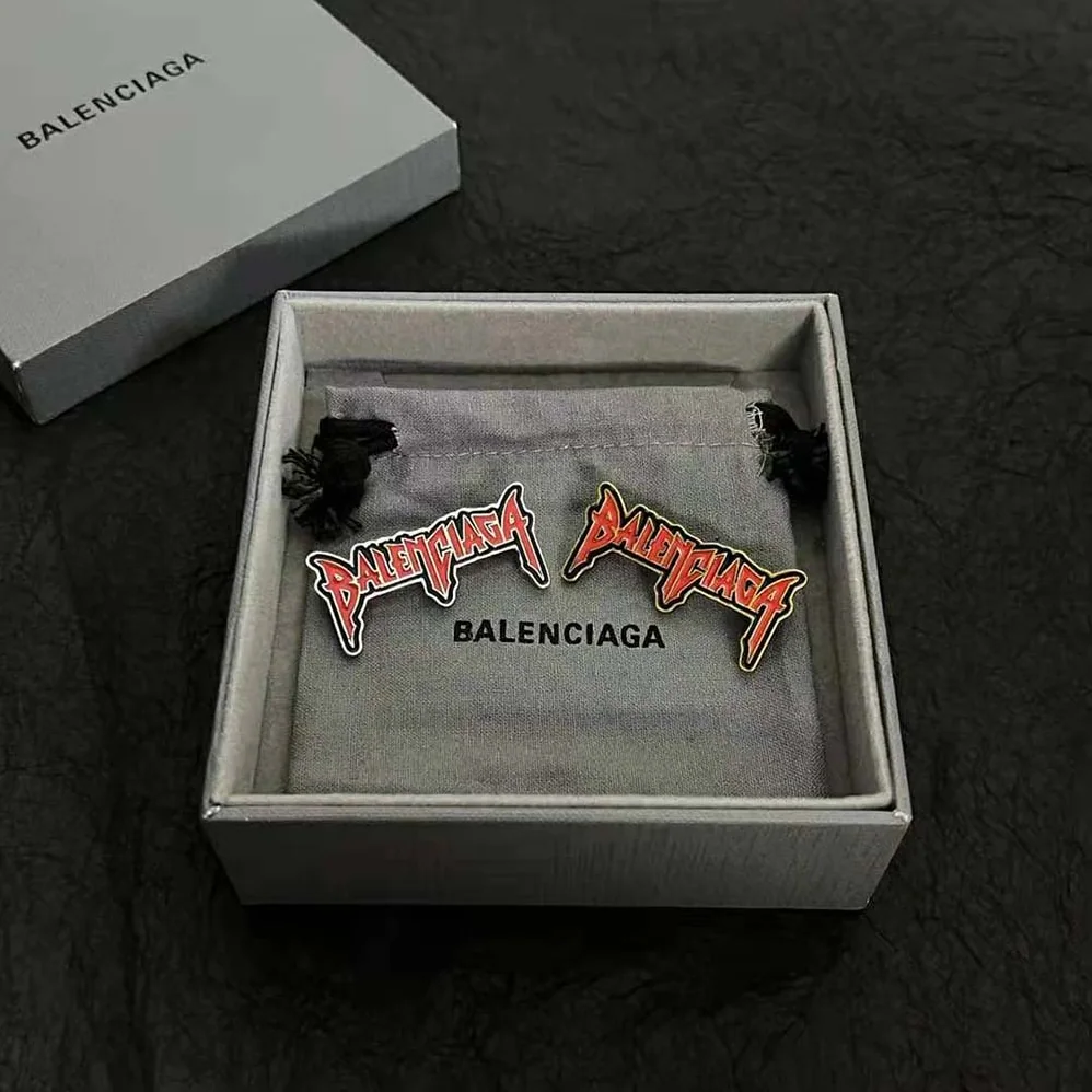 Balenciaga Goth Balenciaga Brooch in Antique Gold for Women Balenciaga Goth Balenciaga Brooch in Antique Gold for Women