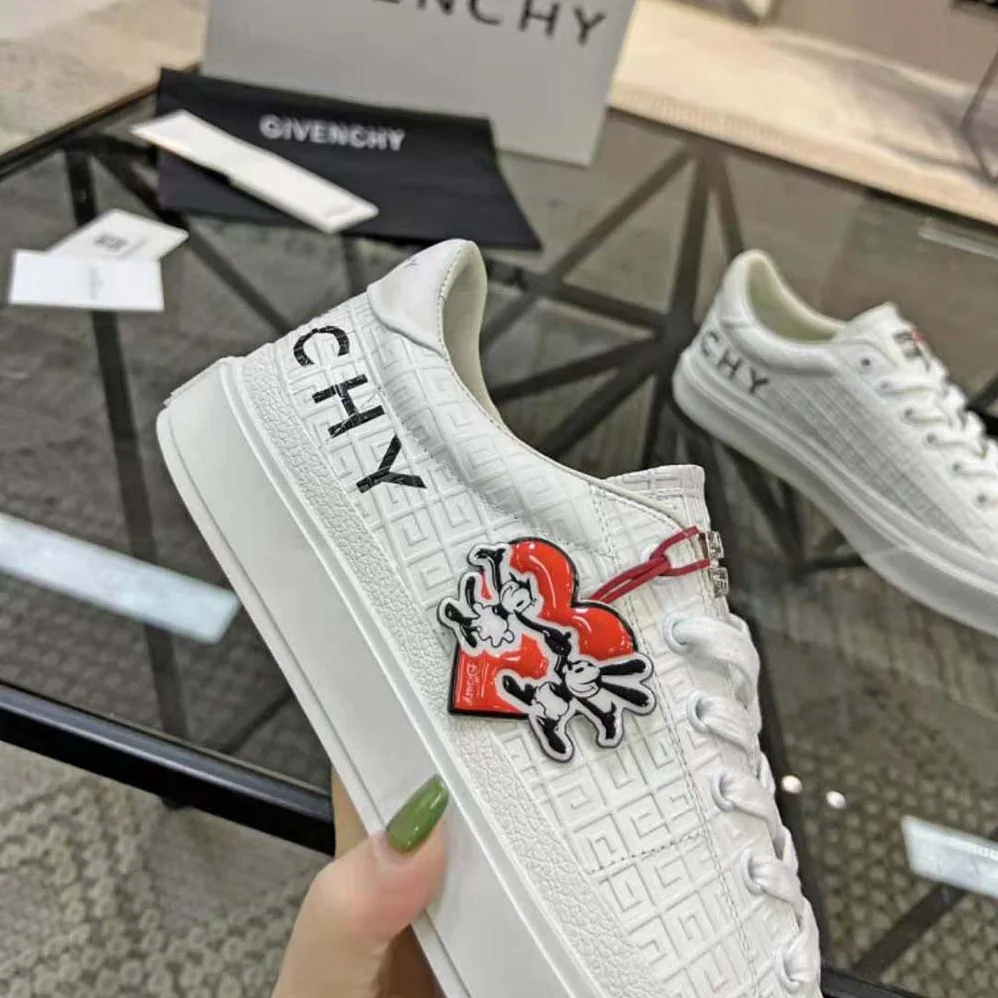 Givenchy City Sport Oswald Sneakers in Leather for Unisex in White Givenchy City Sport Oswald Sneakers in Leather for Unisex in White