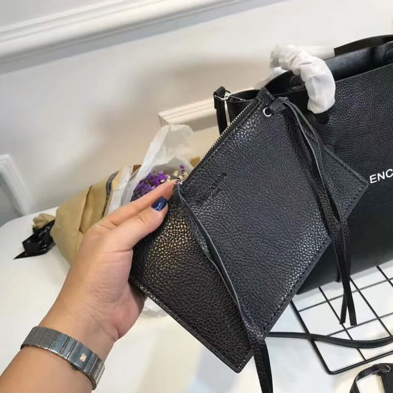 Balenciaga Everyday Tote M Calfskin with Handles in Black Balenciaga Everyday Tote M Calfskin with Handles in Black