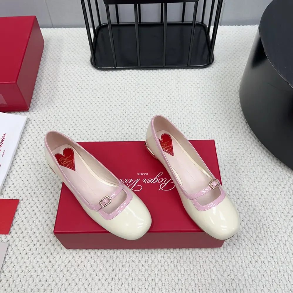 Roger Vivier Viv' Podium Ballerinas in Patent Leather for Women in White Roger Vivier Viv' Podium Ballerinas in Patent Leather for Women in White