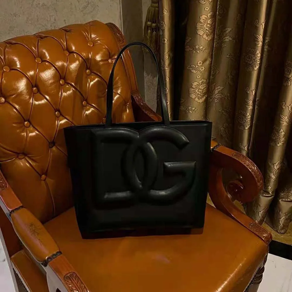 Dolce Gabbana D&G Small Calfskin DG Logo Bag Shopper for Women in Black Dolce Gabbana D&G Small Calfskin DG Logo Bag Shopper for Women in Black