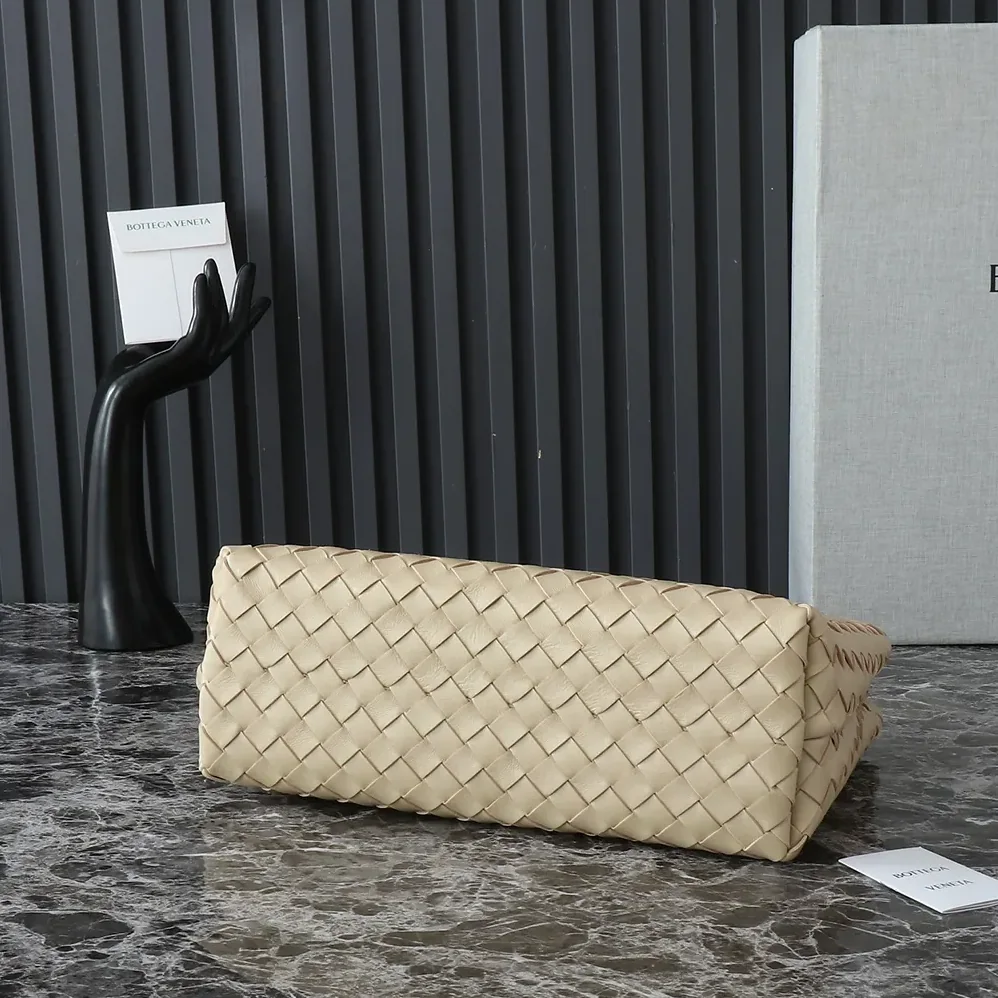 Bottega Veneta Medium Andiamo in Supple Intrecciato Leather for Women in Beige Bottega Veneta Medium Andiamo in Supple Intrecciato Leather for Women in Beige