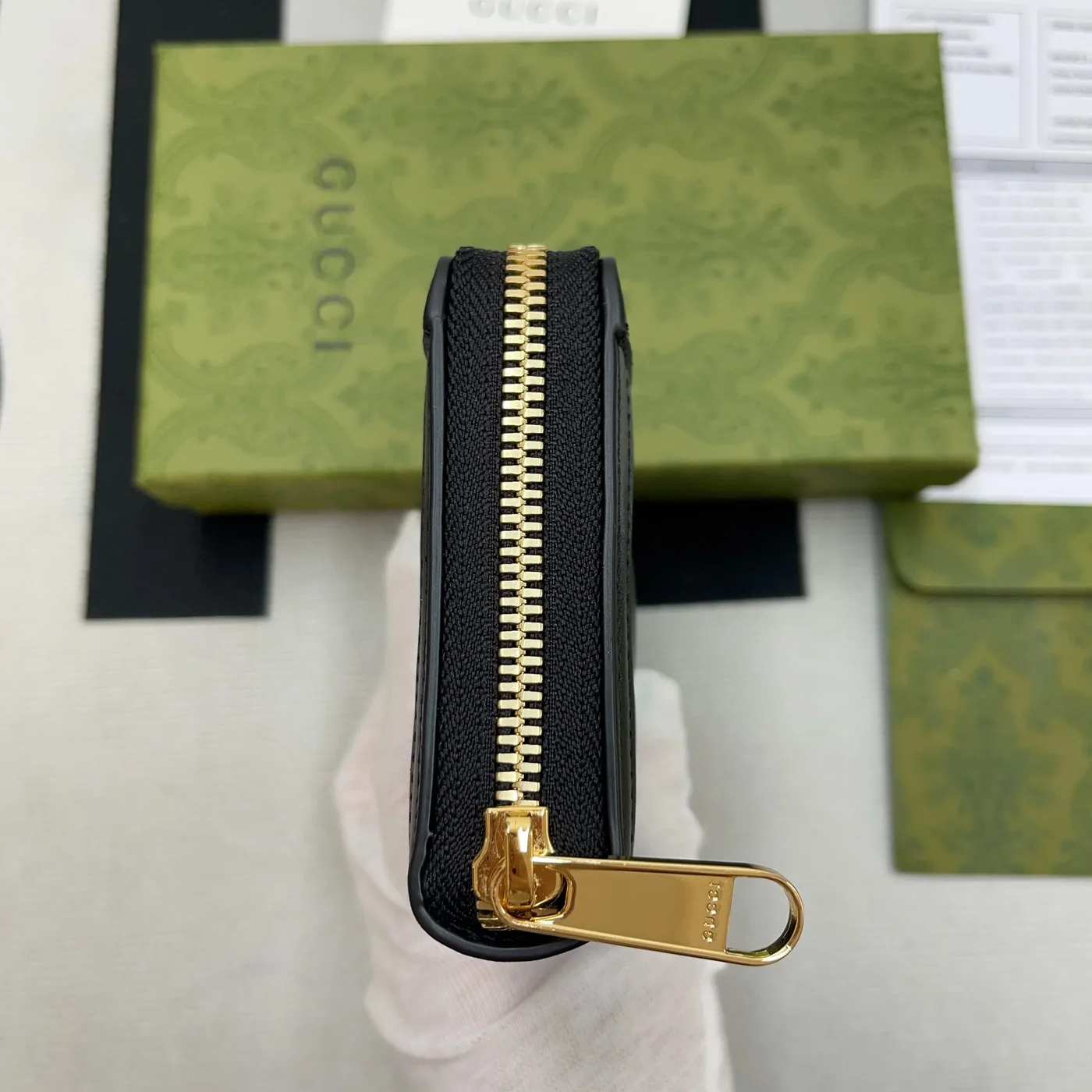 Gucci GG Matelassé Zip-Around Wallet Black UM8IG 1000 / Gucci GG Matelassé Zip-Around Wallet Black UM8IG 1000 /