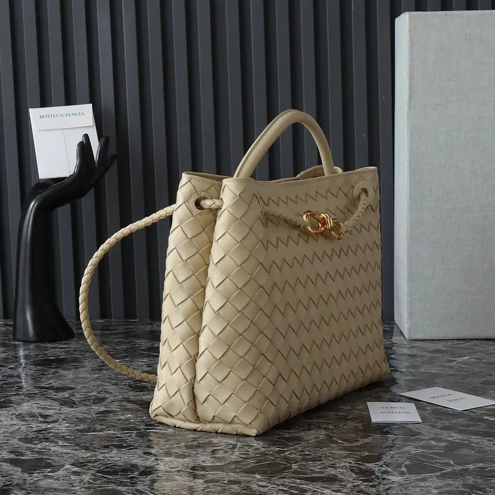 Bottega Veneta Medium Andiamo in Supple Intrecciato Leather for Women in Beige Bottega Veneta Medium Andiamo in Supple Intrecciato Leather for Women in Beige