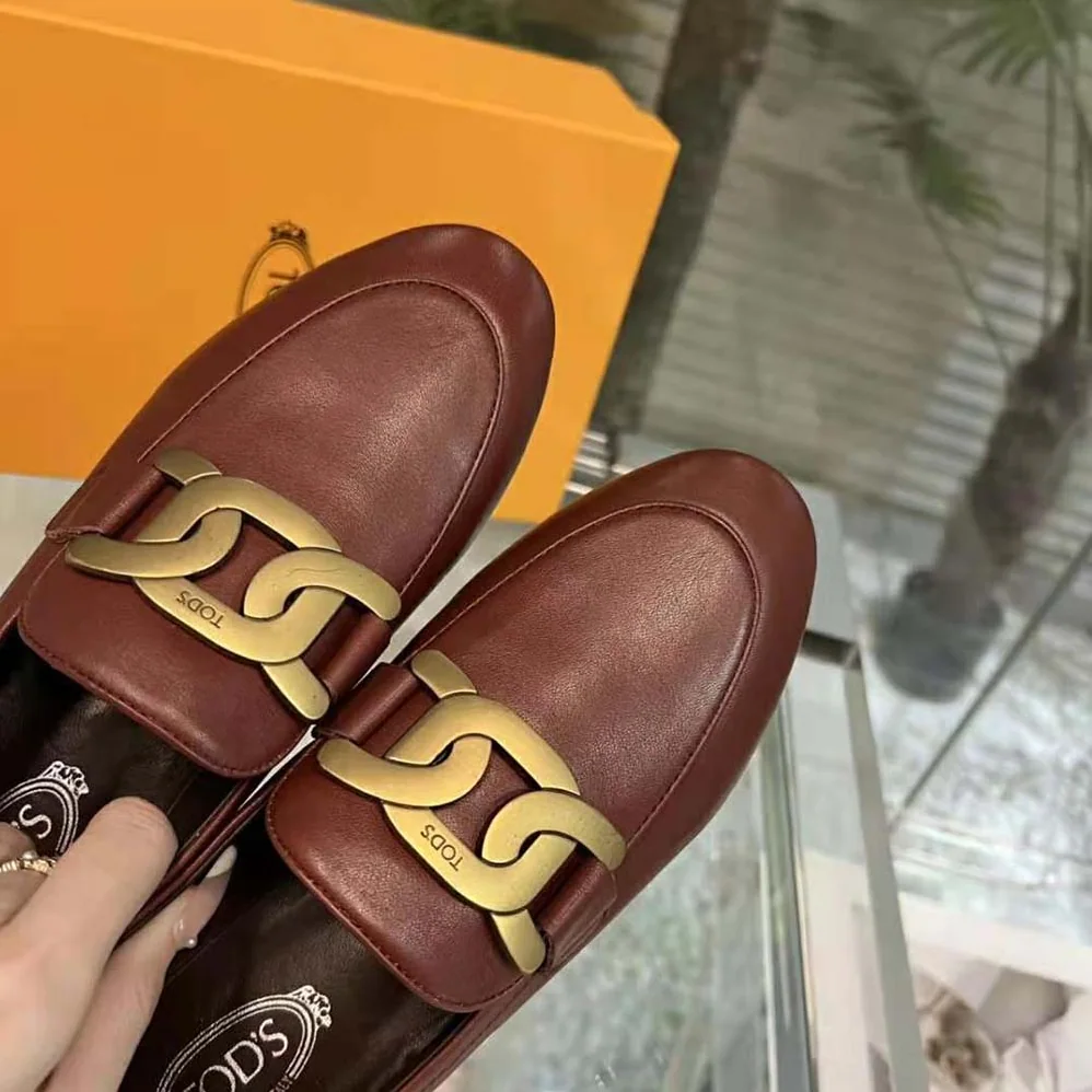 TODS Kate Loafers in Leather with A Metal Branded for Women in Maroon TODS Kate Loafers in Leather with A Metal Branded for Women in Maroon