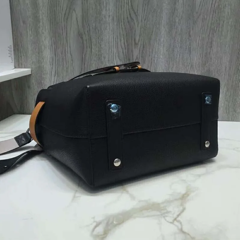 Burberry The Medium Leather Belt Bag for Women in Black