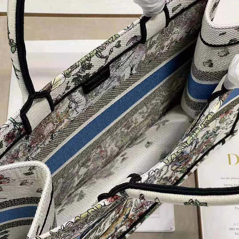 Dior Medium Dior Book Tote Latte D for Women in Constellation Embroidery Dior Medium Dior Book Tote Latte D for Women in Constellation Embroidery