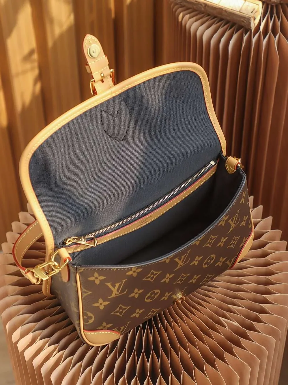 Louis Vuitton Diane Satchel Brown /