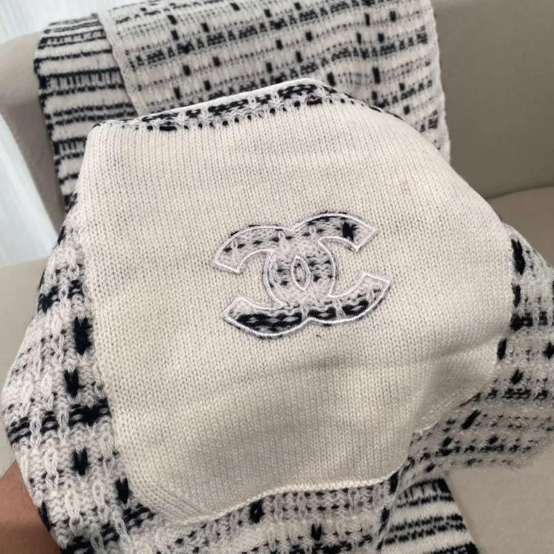Chanel High in End Cashmere Scarf White Chanel High in End Cashmere Scarf White