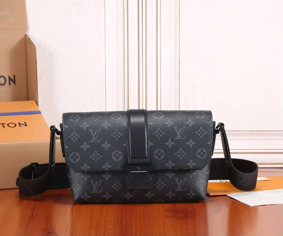 Louis Vuitton S in Cape Messenger Black / Louis Vuitton S in Cape Messenger Black /