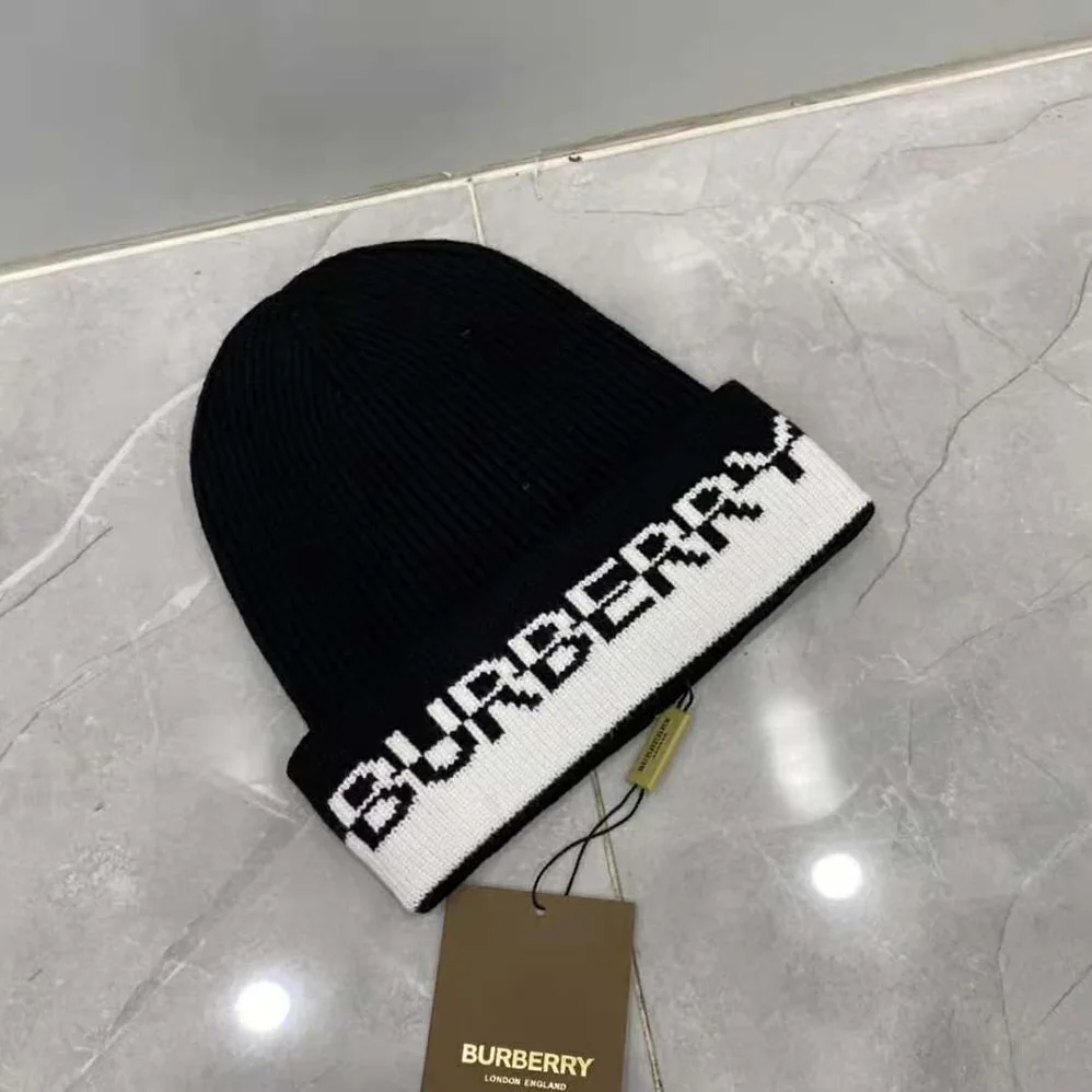 Burberry Logo Intarsia Cashmere Beanie for Unisex in Black Burberry Logo Intarsia Cashmere Beanie for Unisex in Black