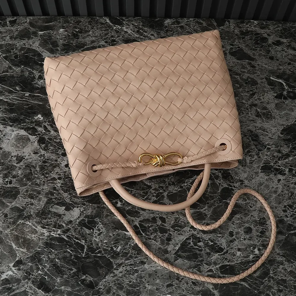 Bottega Veneta Medium Andiamo in Supple Intrecciato Leather for Women in Pink Bottega Veneta Medium Andiamo in Supple Intrecciato Leather for Women in Pink