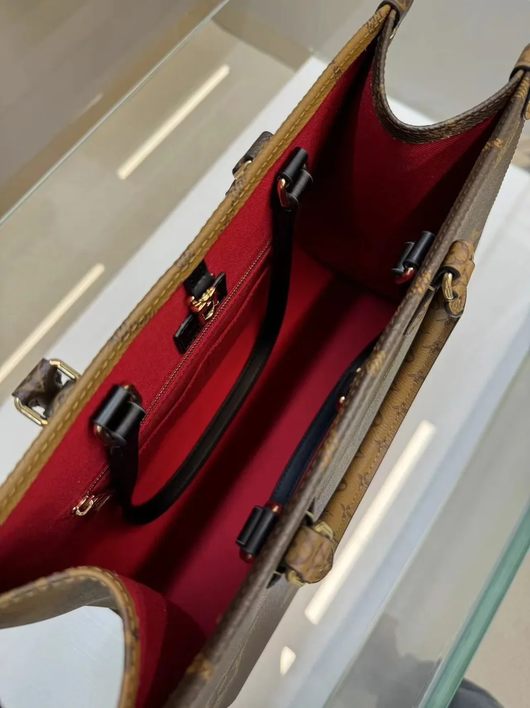 Louis Vuitton OnTheGo MM Tote Bag / Monogram Reverse Canvas Gold Hardware Louis Vuitton OnTheGo MM Tote Bag / Monogram Reverse Canvas Gold Hardware