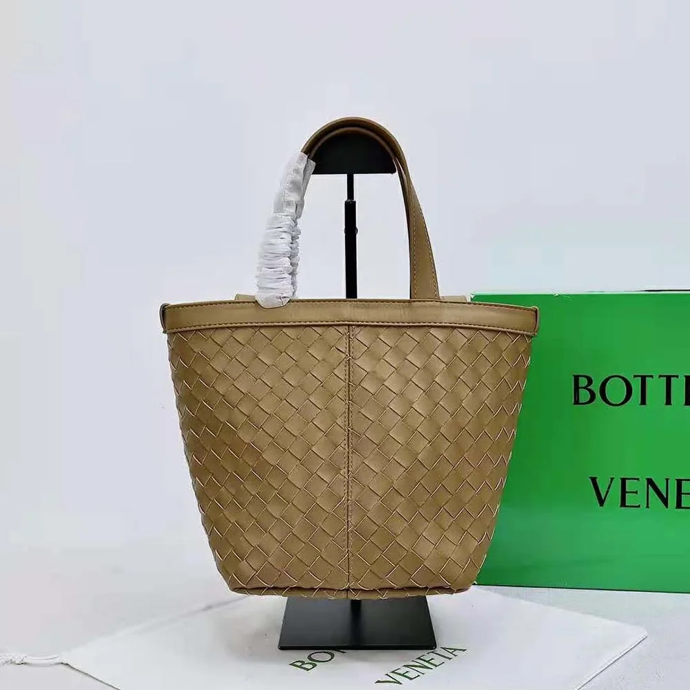 Bottega Veneta Small Flip Flap in Lambskin Leather for Women in Brown Bottega Veneta Small Flip Flap in Lambskin Leather for Women in Brown